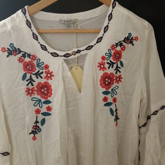 Gorgeous white dress with floral embroidery detail - Picture 2 of 8